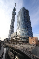 旅行で訪れたときに撮った東京･浅草の新観光名所、東京スカイツリーの著作権フリー写真素材です。押上駅の東側、京成橋から見上げるツリーの姿です。やや雲のある青空をバックに、634mのスカイツリーがそびえ立ちます。