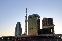 旅行でもおなじみの浅草、吾妻橋の袂から見上げる東京新観光名所、東京スカイツリーの著作権フリー写真素材。横位置の画面中央屋や左に東京スカイツリーの綺麗な姿が見られる。