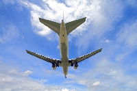春　桜　満開　夜桜　染井吉野　ソメイヨシノ青空に向かって飛ぶ、一機の飛行機。乗客は観光への旅行、ビジネスでの出張でしょうか。大阪国際空港、伊丹空港でのワンシーンです。